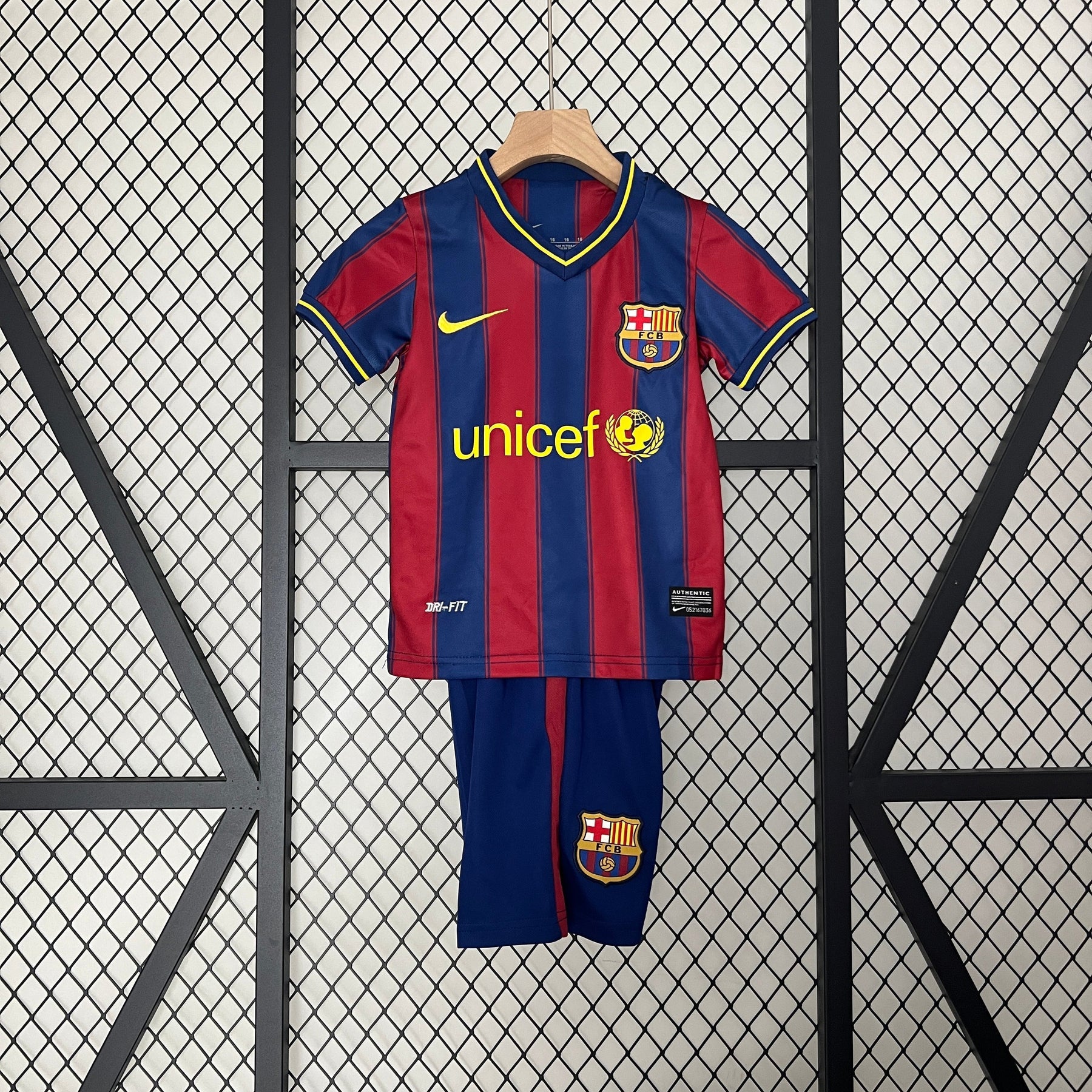 Kit infantil Barcelona home 09/10 retro 