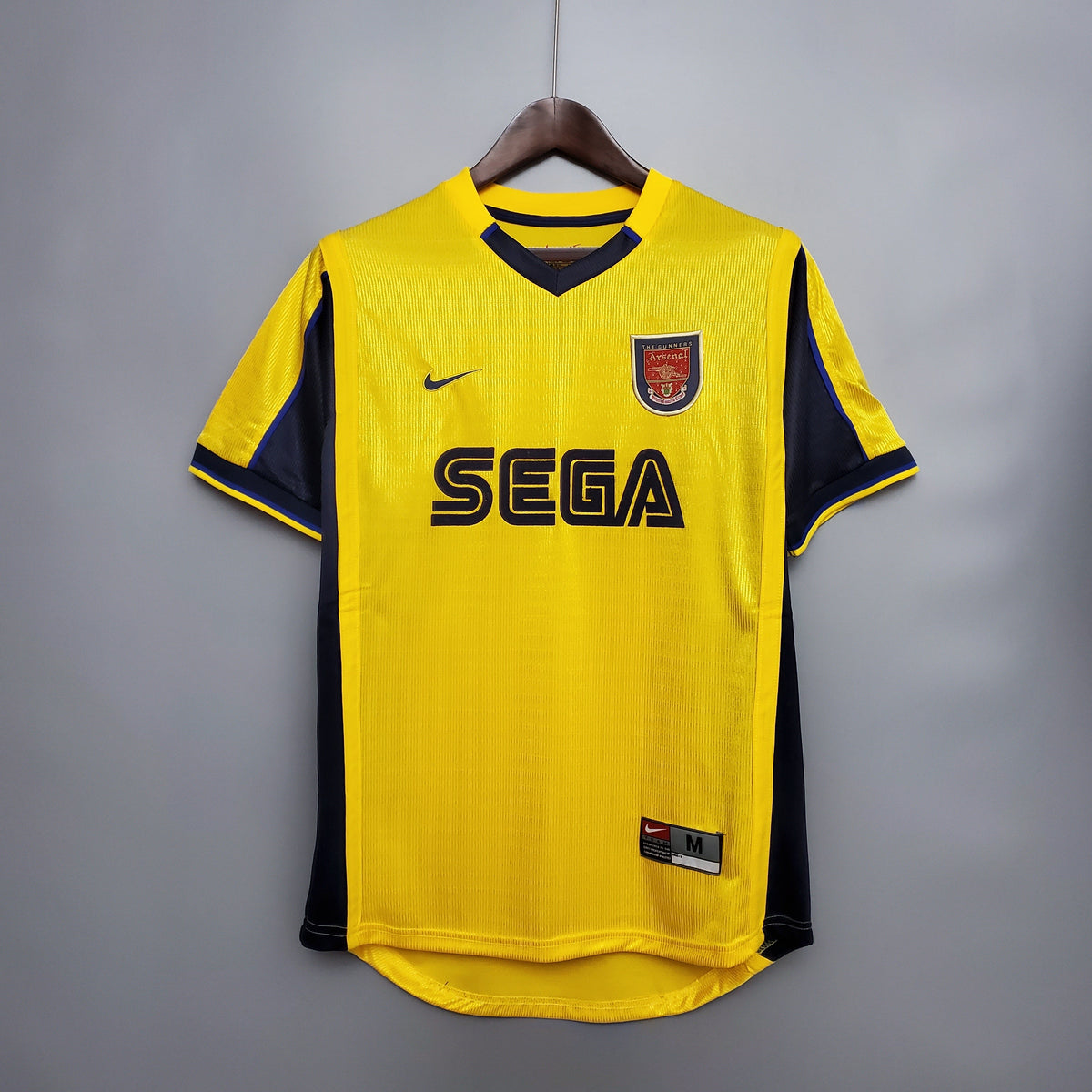 Retro de local del Arsenal 99/00 