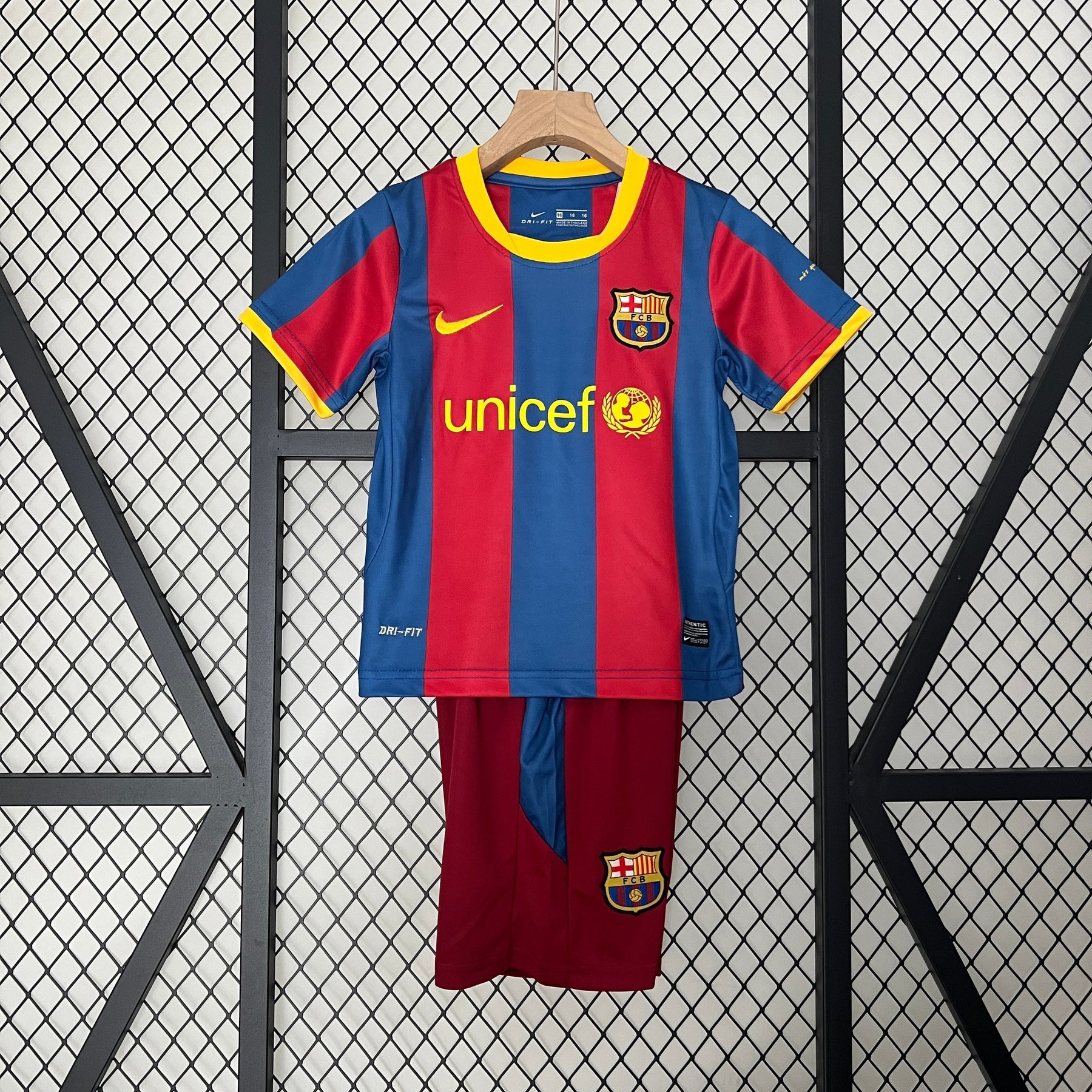 Kit infantil Barcelona local 10/11 retro 