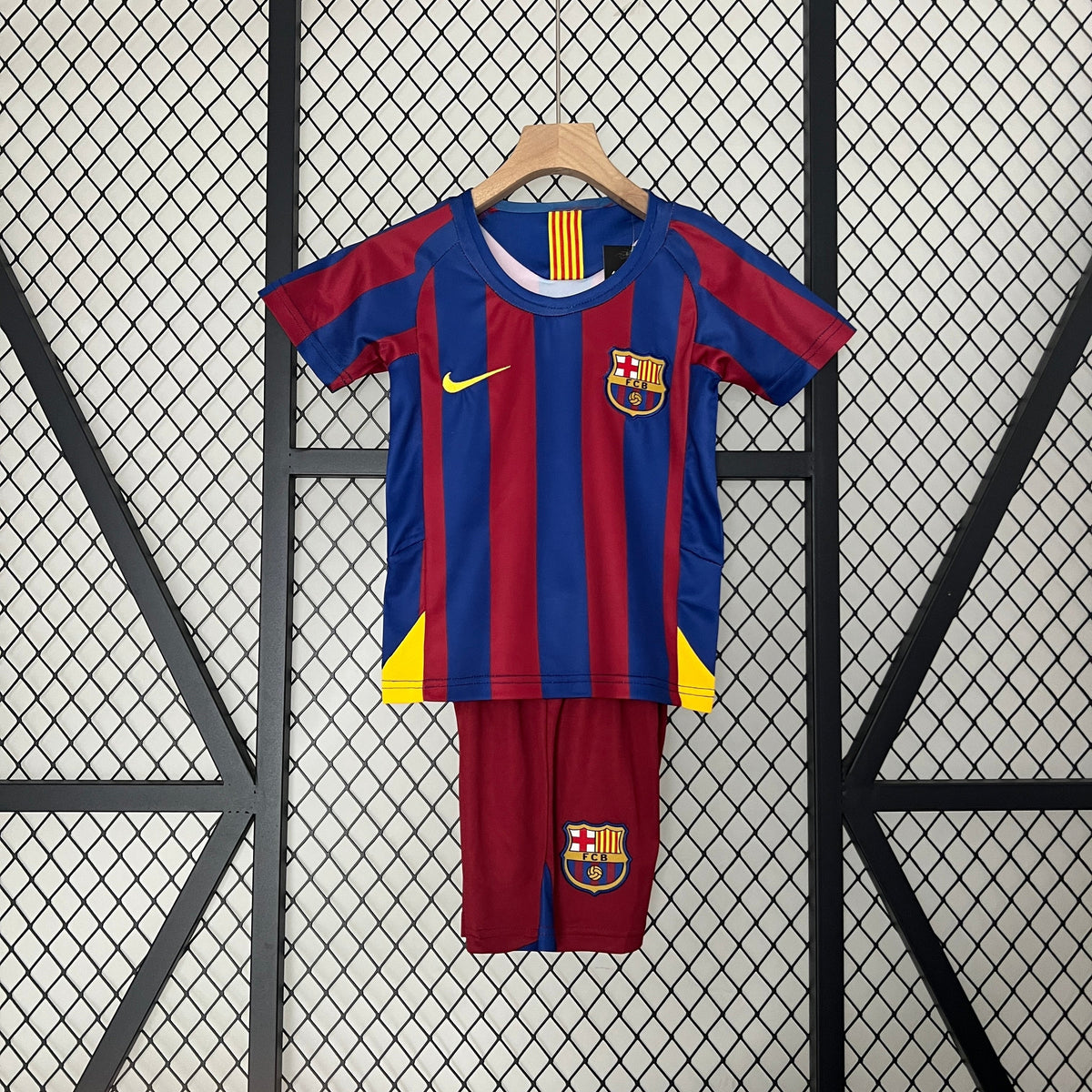 Kit infantil Barcelona home 05/06 retro 